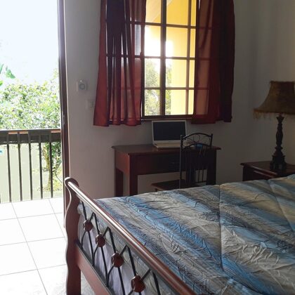 Aparthotel Boquete, la habitación: cama queen, escritorio con router wifi privado