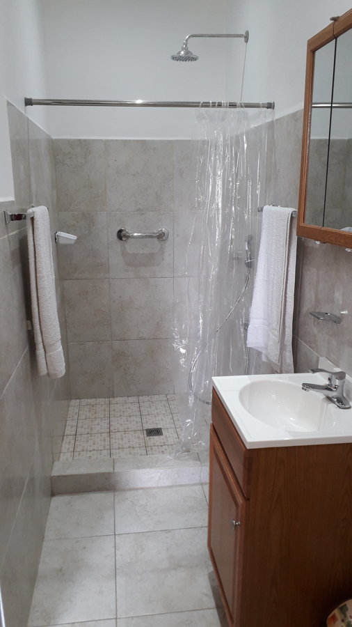 Boquete Apartments - baño con ducha con agua fria y caliente